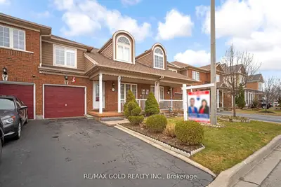 Att/Row/Townhouse in Brampton