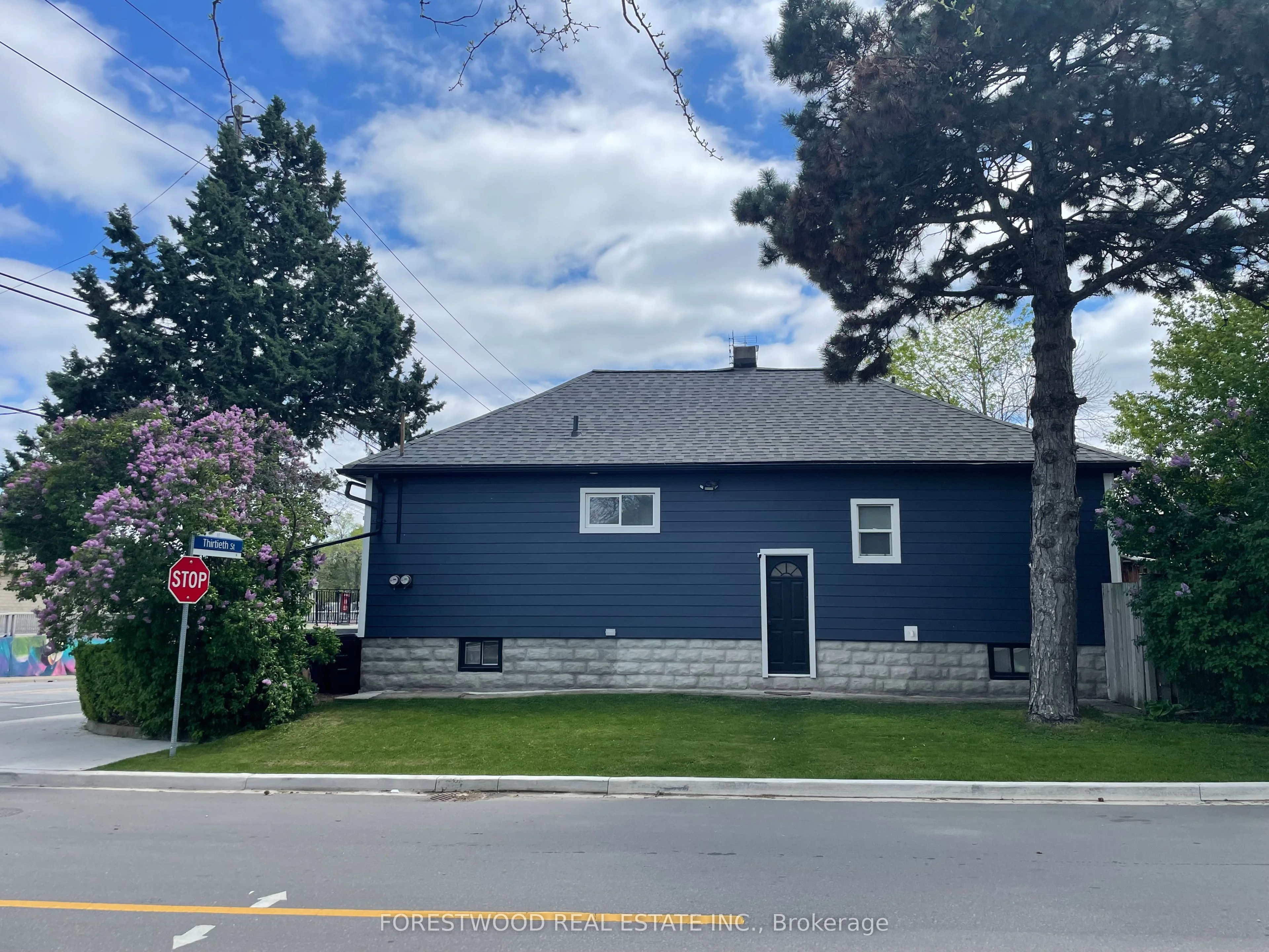 114 Thirtieth Street, Toronto W06, On M8w 3c2