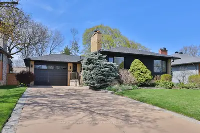 102 Prince George Drive, Toronto W08, On M9b 2x8