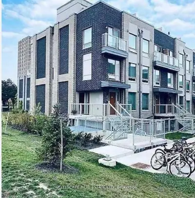 7 Applewood Lane 213, Toronto W08, On M9c 0c1