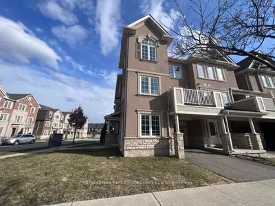 Att/Row/Townhouse in Oakville