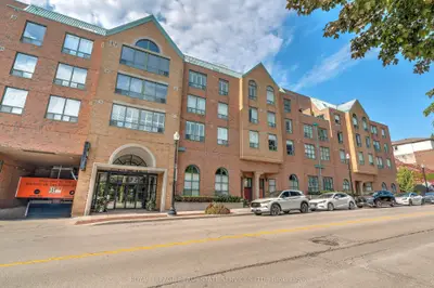 Condo Apartment in Oakville