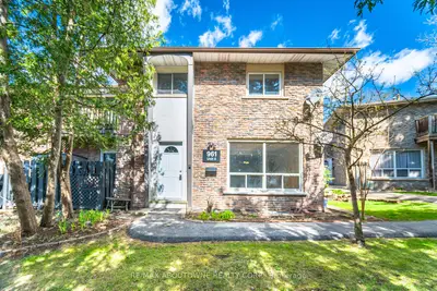 Condo Townhouse in Burlington