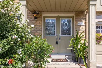 Att/Row/Townhouse in Brampton