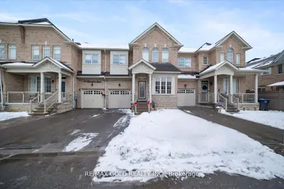 Att/Row/Townhouse in Brampton