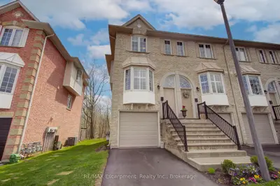 Condo Townhouse in Burlington