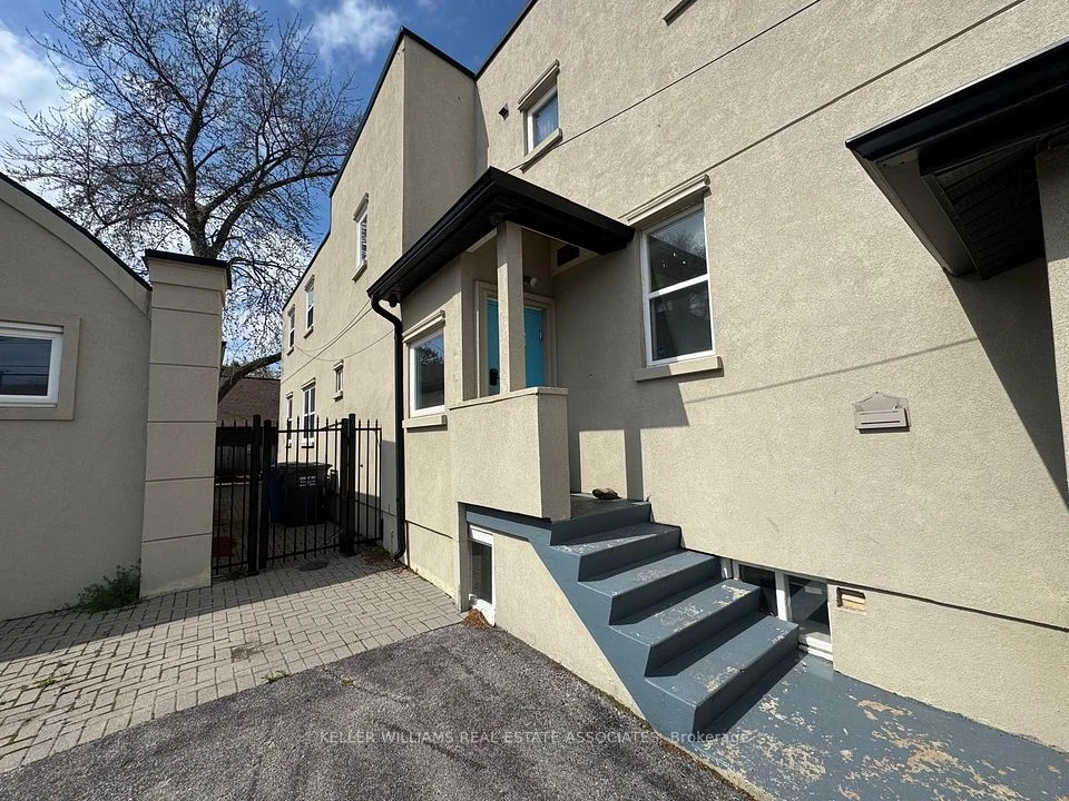 755 Lakeshore Road E, Mississauga, ON L5E 1C6