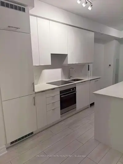 30 Elm Street W 3802, Mississauga, On L5b 0n6