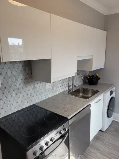 1042 St Clarens Avenue N 2nd Floor, Toronto W03, On M6h 3x7