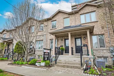Att/Row/Townhouse in Toronto