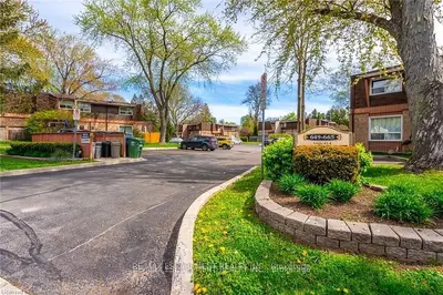 Condo Townhouse in Burlington