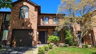Att/Row/Townhouse in Burlington