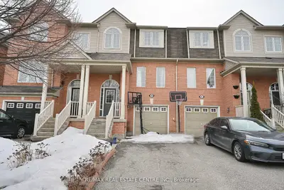 Att/Row/Townhouse in Brampton