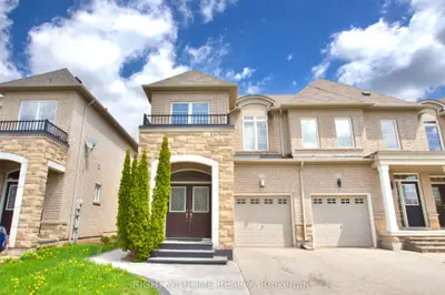 Att/Row/Townhouse in Oakville