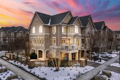 Att/Row/Townhouse in Oakville