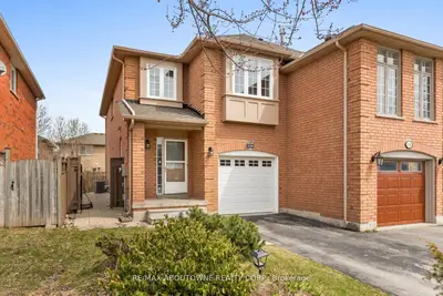 Att/Row/Townhouse in Oakville
