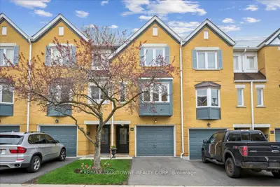 Condo Townhouse in Oakville