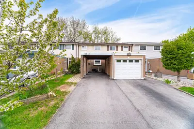 Att/Row/Townhouse in Oakville