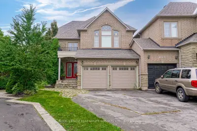 Att/Row/Townhouse in Oakville
