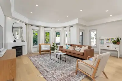 Att/Row/Townhouse in Oakville