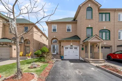 Att/Row/Townhouse in Brampton