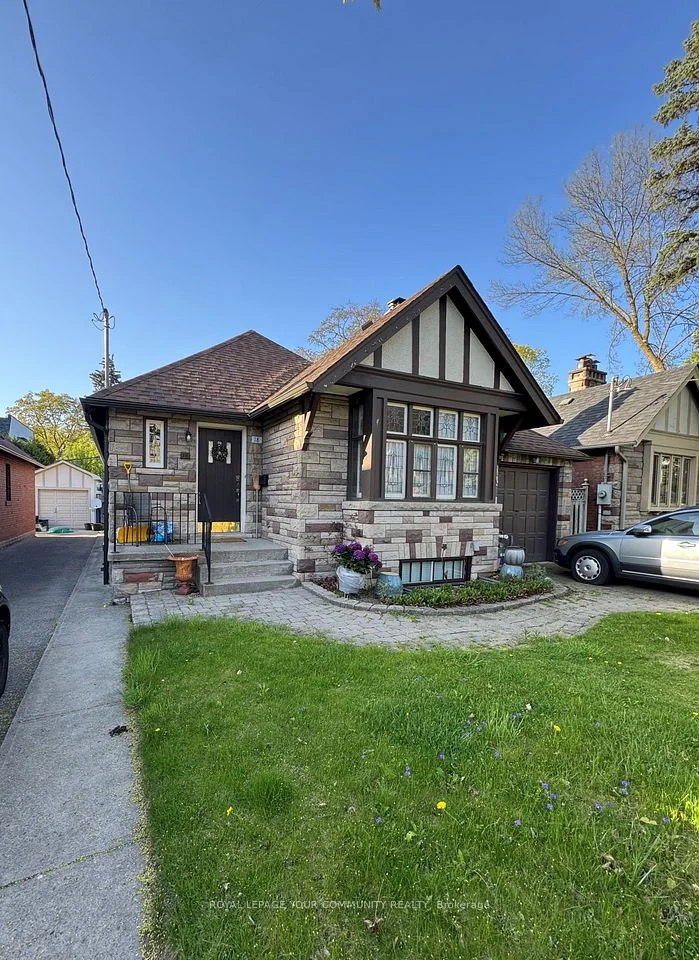 18 Armadale Avenue, Toronto W01, ON M6S 3W8