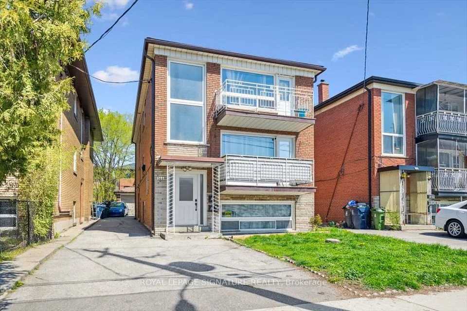 144 Portland Street, Toronto W06, ON M8Y 1B2