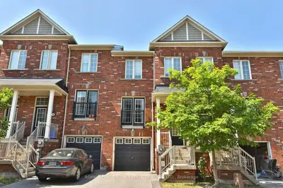 Att/Row/Townhouse in Oakville
