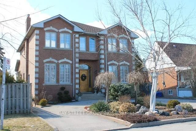 10 Benalto Road, Toronto W04, ON M6A 2R8