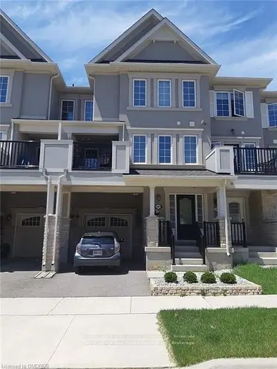 Att/Row/Townhouse in Oakville