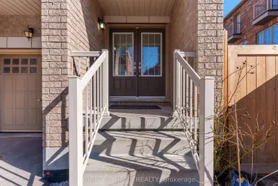 Att/Row/Townhouse in Brampton