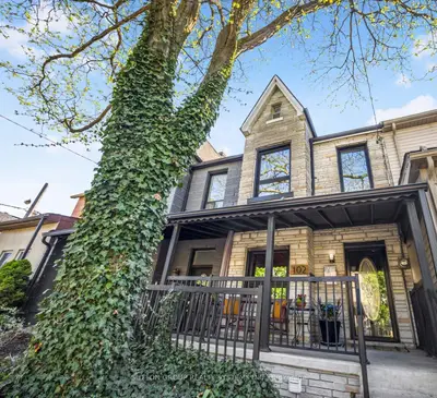 Att/Row/Townhouse in Toronto