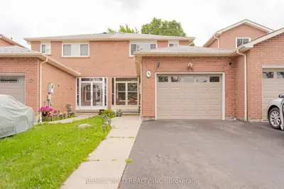 Att/Row/Townhouse in Brampton