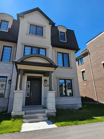 Att/Row/Townhouse in Oakville