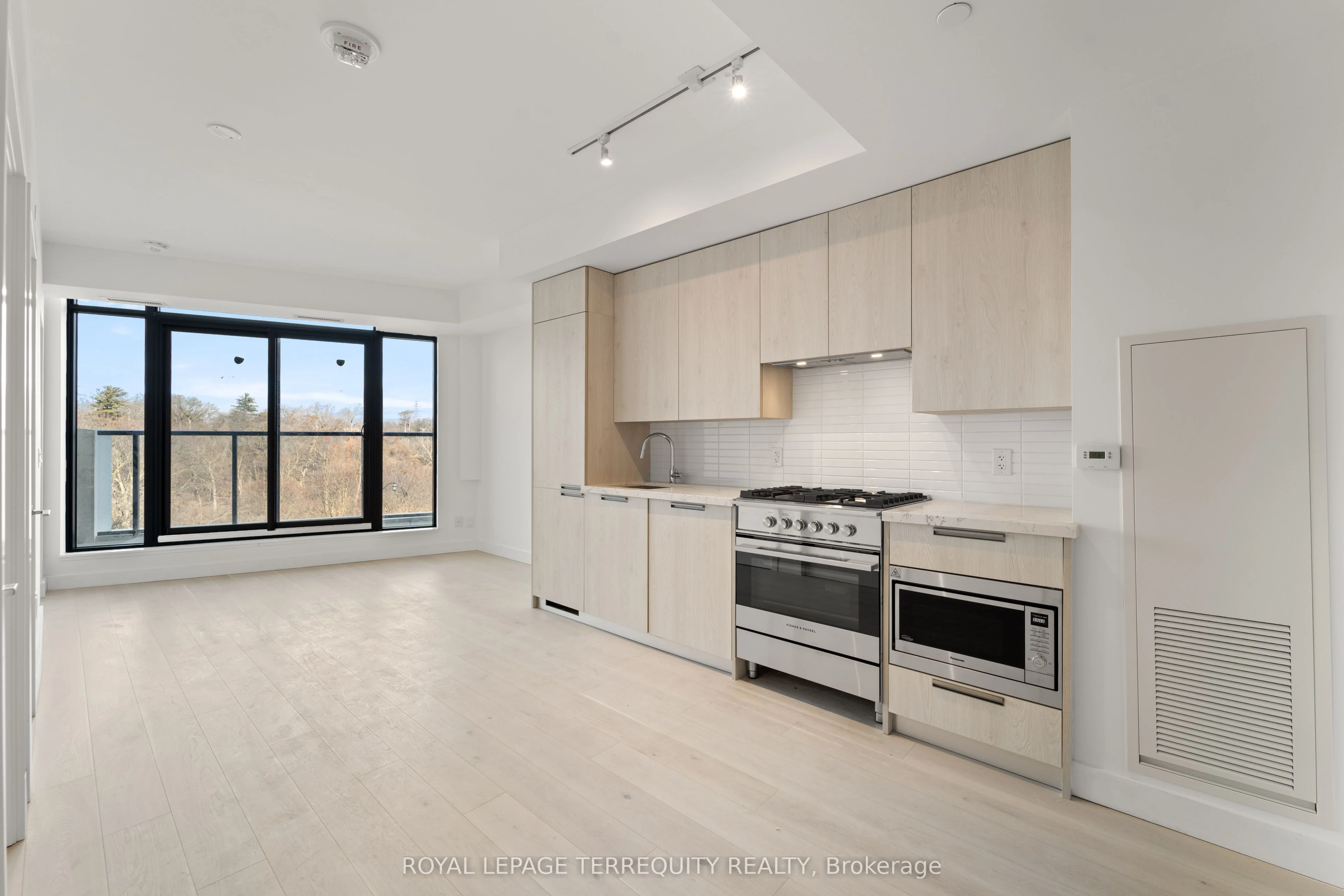 160 Kingsway Crescent 412, Toronto W08, On M8x 2s4