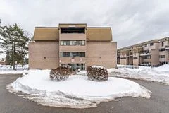 2095 Roche Court 122, Mississauga, On L5k 2c8