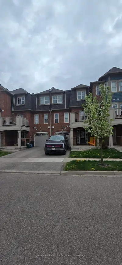 Att/Row/Townhouse in Milton