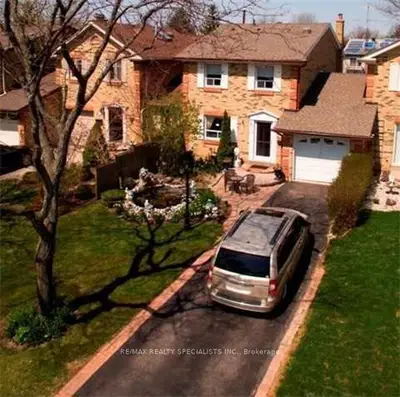 Att/Row/Townhouse in Mississauga