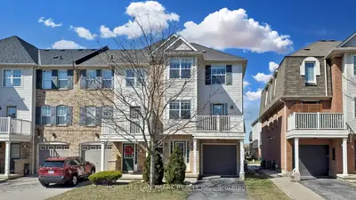 Att/Row/Townhouse in Oakville