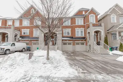 Att/Row/Townhouse in Brampton
