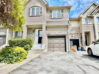 Att/Row/Townhouse in Oakville