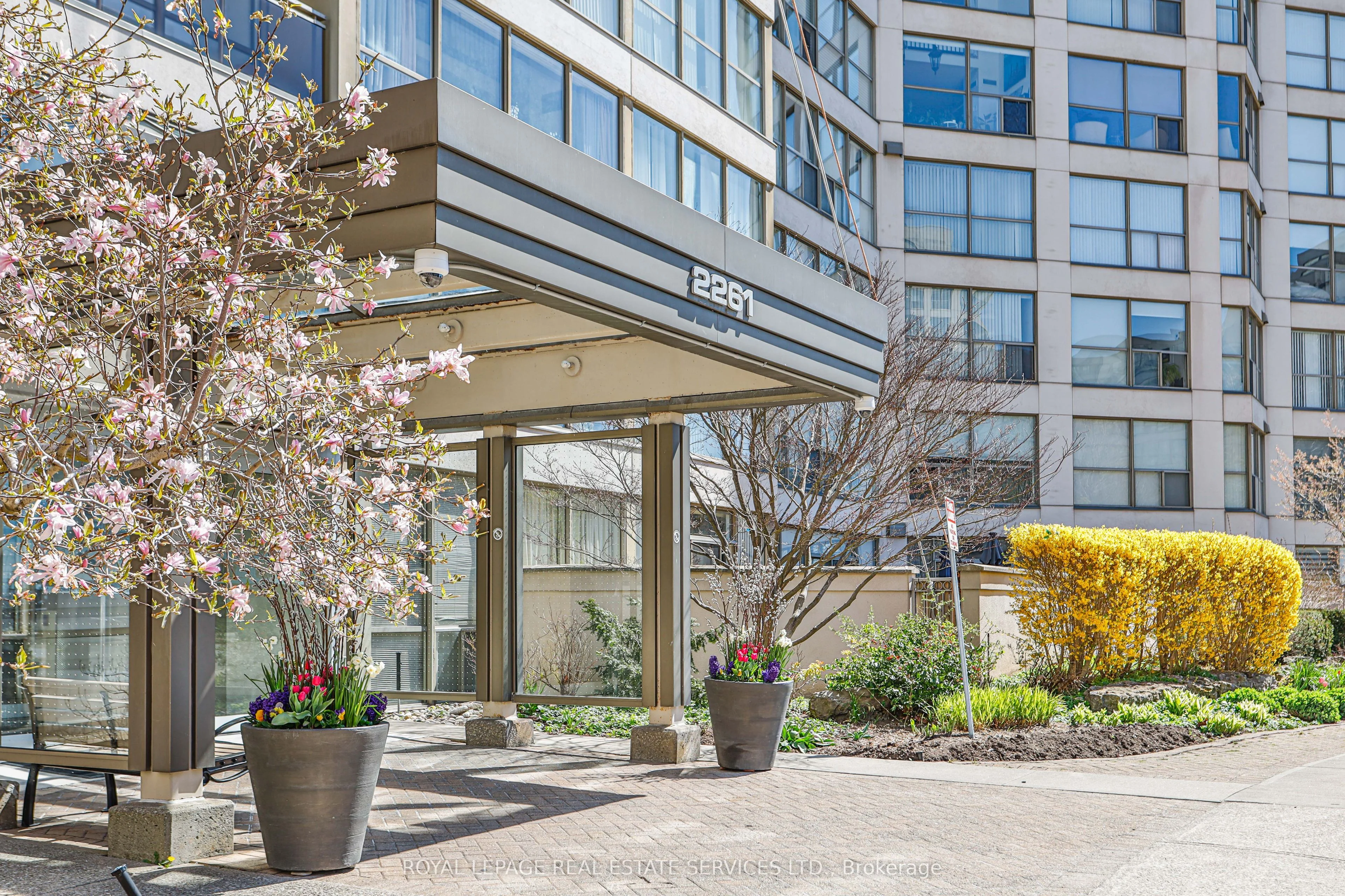 2261 Lake shore Boulevard W 1010, Toronto W06, ON M8V 3X1