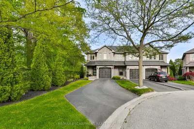 Att/Row/Townhouse in Burlington