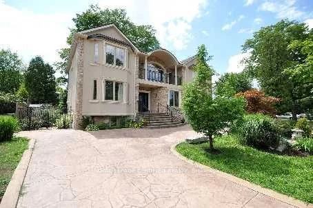 12 Pioneer Drive, Mississauga, On L5m 1g9