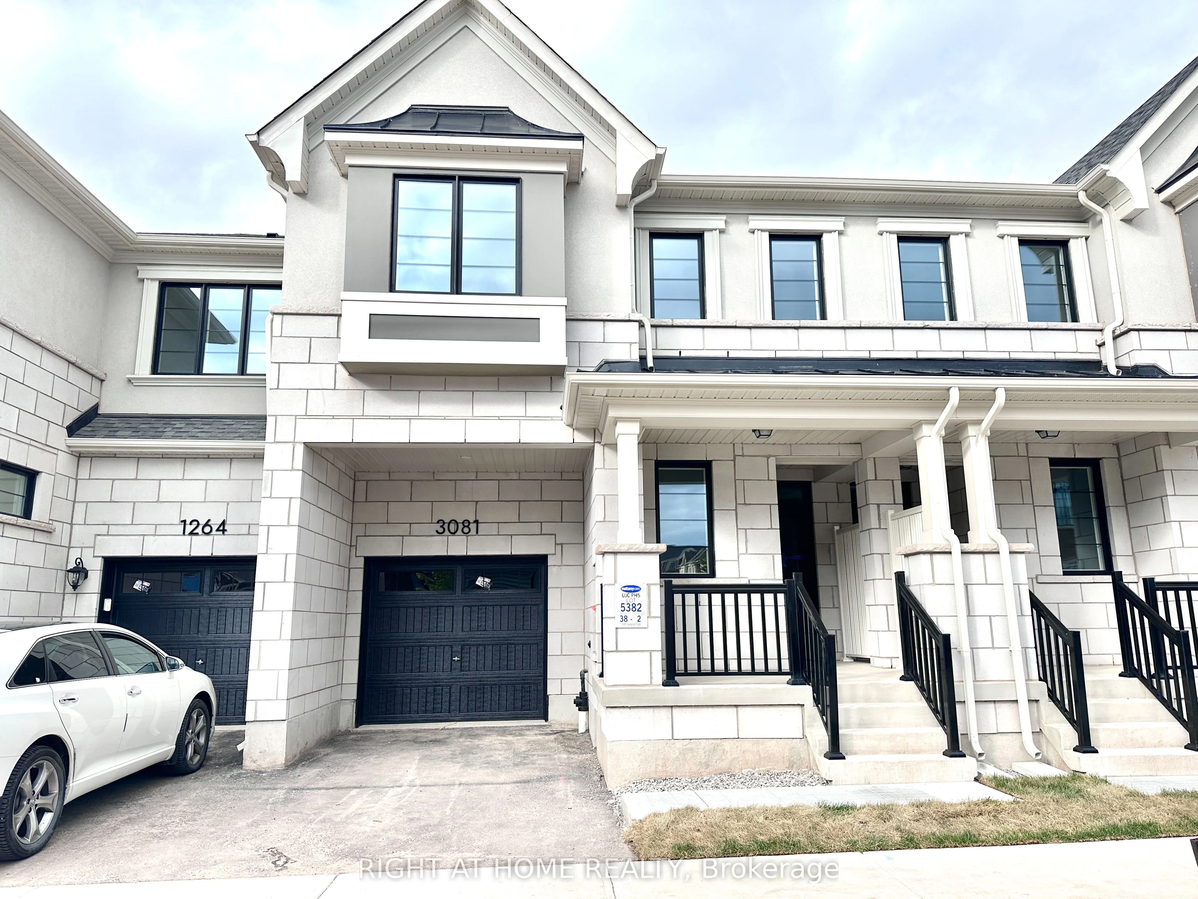 Att/Row/Townhouse in Oakville