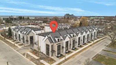 Att/Row/Townhouse in Oakville
