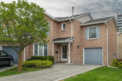 Condo Townhouse in Burlington