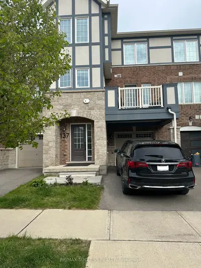 Att/Row/Townhouse in Oakville