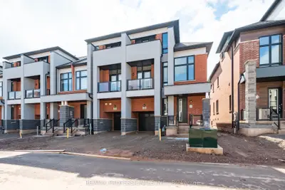 Att/Row/Townhouse in Oakville