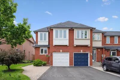 Att/Row/Townhouse in Oakville